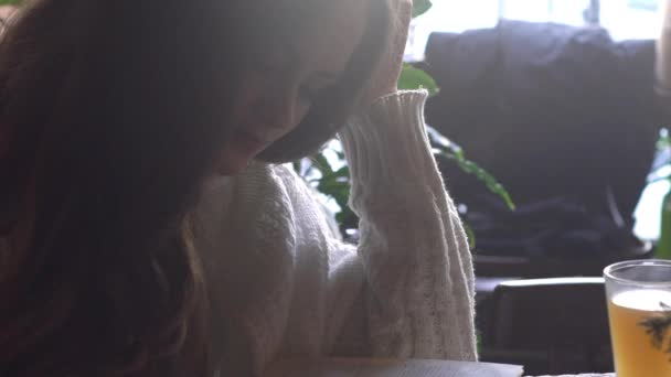 Fille Qui Regarde Travers Livre Dans Café — Video