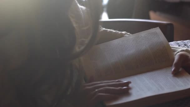 Κορίτσι Στο Καφέ Διάβασε Ένα Βιβλίο — Αρχείο Βίντεο