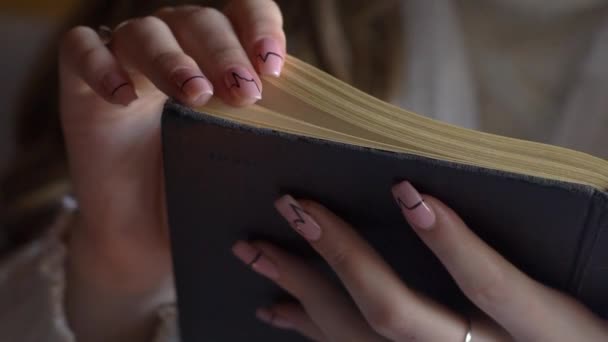 Chica Leyendo Libro Café — Vídeos de Stock