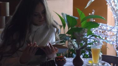 Cafe'deki Kız Kitap Okudu