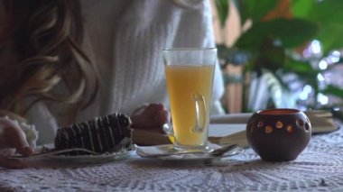 Pasta yemeye ve şehirdeki kafede çay içme kadın. Dilim kek Close-Up