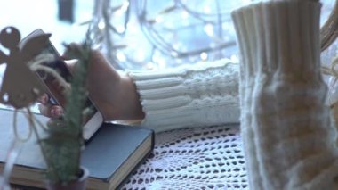 Kız kafede oturan ve akıllı telefon bir şey okuma