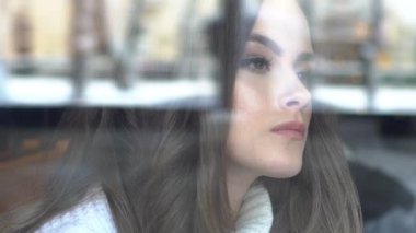 Girl In Cafe Kış Kasabası Yaşam ve Hareket pencereden bakıyor