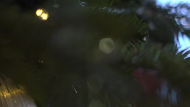 美丽的圣诞装饰圣诞树 灯和球与丁塞尔 — 图库视频影像