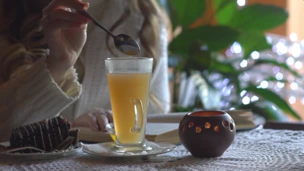 Vrouw Die Taart Eet Thee Drinkt Café Stad — Stockvideo