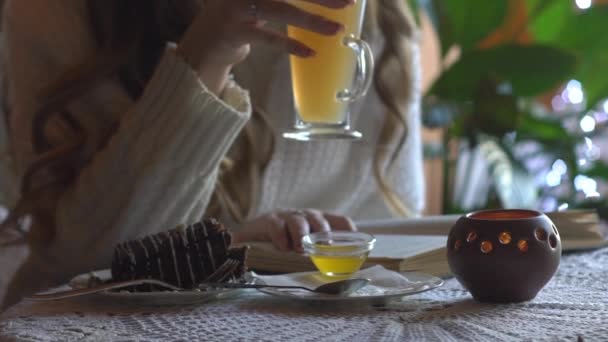 Femme Manger Gâteau Boire Thé Dans Café Dans Ville — Video