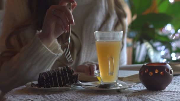 Mulher Comendo Bolo Bebendo Chá Café Cidade — Vídeo de Stock