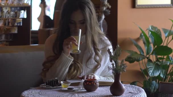 Γυναίκα Τρώει Κέικ Και Πίνοντας Τσάι Στο Καφέ Στην Πόλη — Αρχείο Βίντεο
