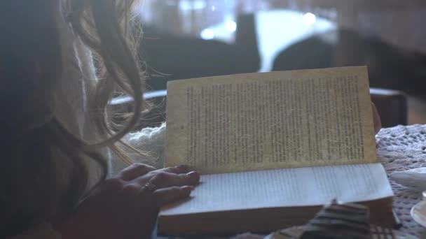 Mädchen Liest Ein Buch Café — Stockvideo
