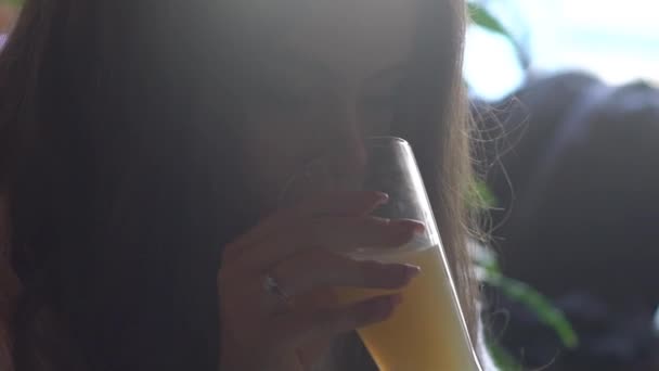 Junge Frau Genießt Ihren Tee Einem Café — Stockvideo