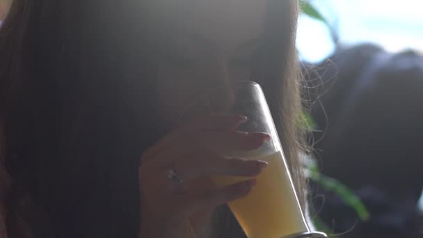 Hermosa Mujer Bebiendo Café — Vídeos de Stock