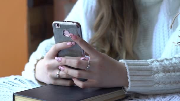 Νεαρή Ελκυστική Κοπέλα Τηλέφωνο Στα Χέρια Κάθεται Ένα Τραπέζι Ένα — Αρχείο Βίντεο