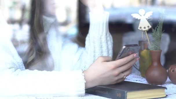 노트북을 카페에서 일하는 귀여운 소녀는 채팅에서 통신합니다 프레임 — 비디오
