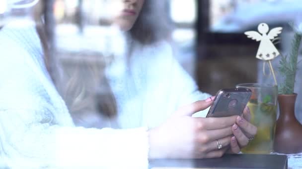 Hermosa Chica Usando Teléfono Mientras Bebiendo Café Café Visto Través — Vídeos de Stock