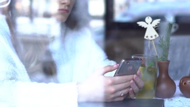 Lento Movimento Smartphone Menina Usando App Telefone Cafe View Através — Vídeo de Stock