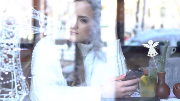 Mujer Joven Atractiva Usando Teléfono Inteligente Café Ver Través Ventana — Vídeo de stock