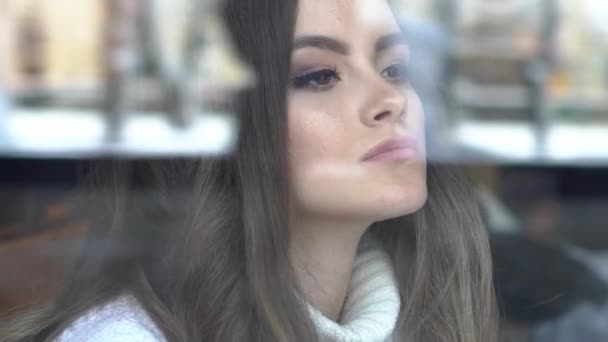 Menina Café Olhando Através Janela Vida Cidade Inverno Movimento — Vídeo de Stock