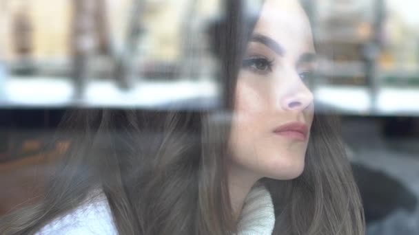 Menina Café Olhando Através Janela Vida Cidade Inverno Movimento — Vídeo de Stock