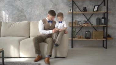 4k Baba ve Oğlu Birlikte Oynuyor