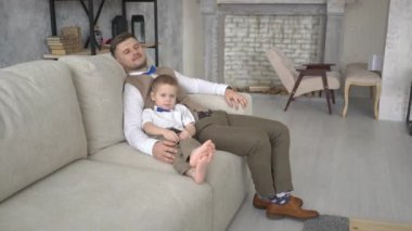 4k Mutlu Genç Baba Evde Oğlu ile Oynuyor