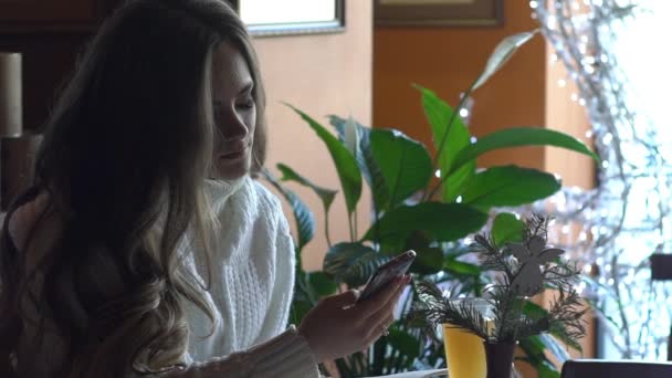 Çekici Kız Cep Kameraya Bakarak Gülümseyerek Telefonu Kullanarak Kafede Oturan — Stok video