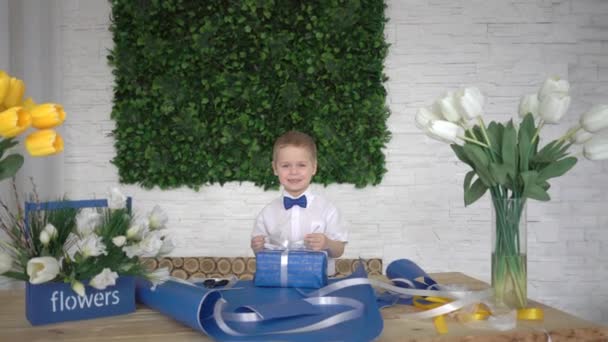 Mooie Jongen Holding Gift Box — Stockvideo