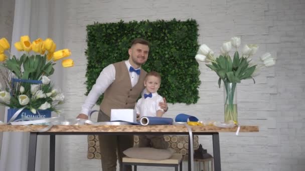 Pappa Och Son Leende Till Kameran — Stockvideo