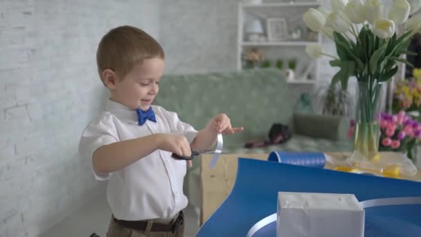 Boy Verpakking Cadeau Presenteert Voor Kerstmis Moederdag Maart — Stockvideo