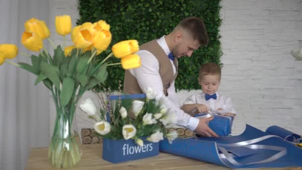 Padre Bell Aspetto Con Piccolo Figlio Che Imballa Regalo — Video Stock