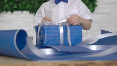 Boy Ambalaj Presents için Mavi Ambalaj Kağıdı Kesme