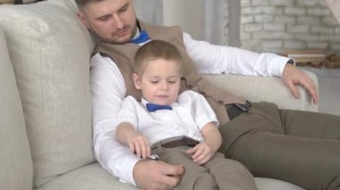 oğlu evde babamla yatağa çalış.