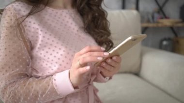 4k yakın yukarı WOMANS Hands kullanarak akıllı telefon teknolojisi mimari okumak Için