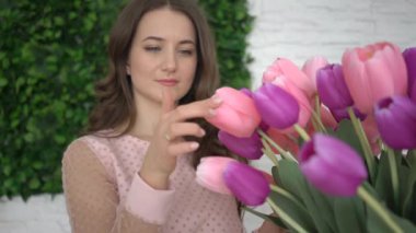 4k güzel kız Ile çiçekler Tulips Içinde Hands üzerinde bir ışık arka plan