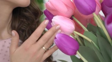 Bir buket lale taşıyan kız.