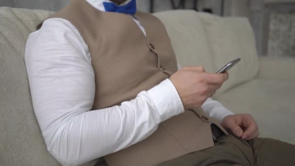 Молода Людина Смс Телефону Розслабляючись Дивані — стокове відео