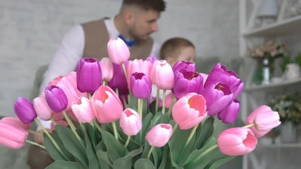 Vader Zoon Thuis Zitten Naast Elkaar Witte Kamer — Stockvideo