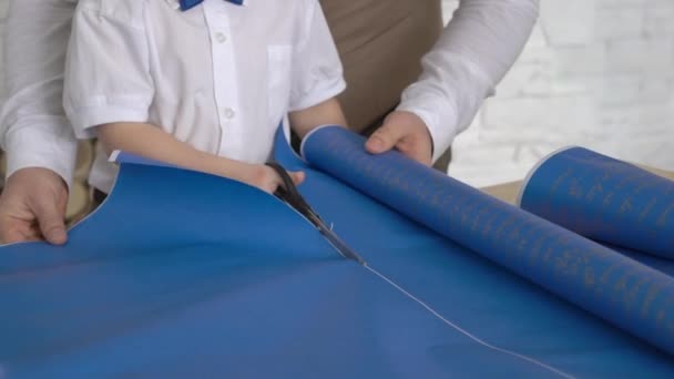 Garçon Coupant Papier Emballage Bleu Pour Emballer Des Cadeaux — Video