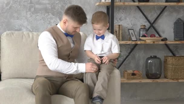 Papa Spielt Mit Seinem Sohn Schlafzimmer — Stockvideo