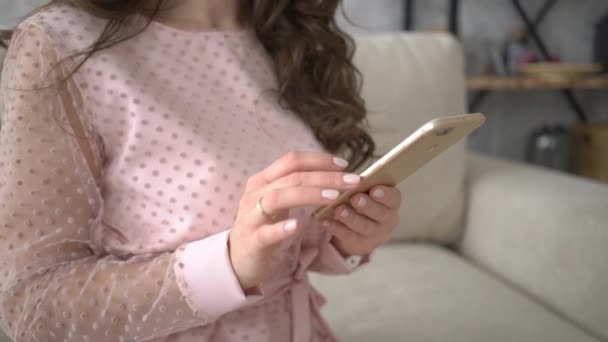 Perto Das Mãos Das Mulheres Usando Tecnologia Telefone Inteligente Para — Vídeo de Stock