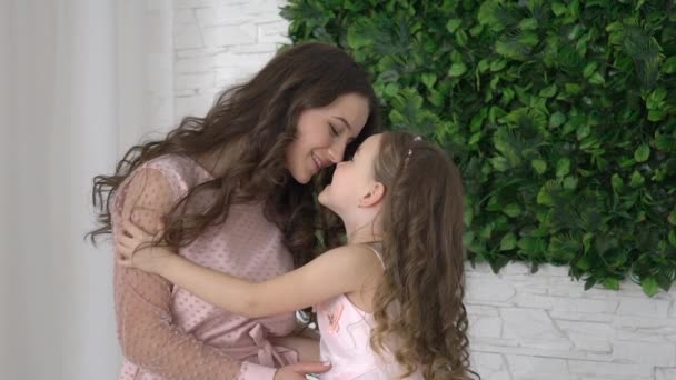 Mladá Matka Vyždímaně Dotýkala Nosu Její Dcery — Stock video