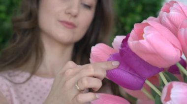 Kız Tulips bir buket Toched