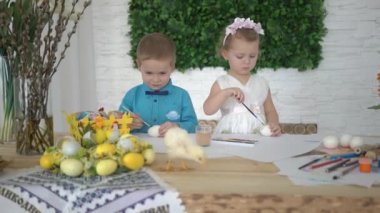 4k A Boy ve kız Paskalya yumurtaları boya