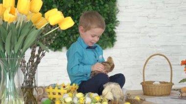 Köy, Stylishly giyinmiş sevimli küçük çocuk Ducklings ve tavuklar Ile oynuyor