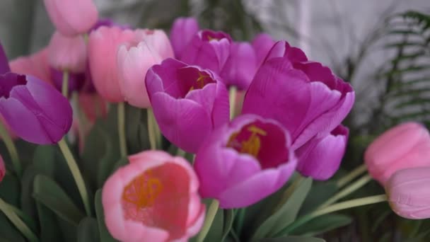 Dolly Shot Romantyczny Wazon Różowy Tulipany Nowoczesnym Designie Salon — Wideo stockowe