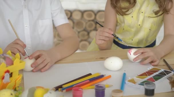 Boldog lány és fiú színező húsvéti tojások otthon