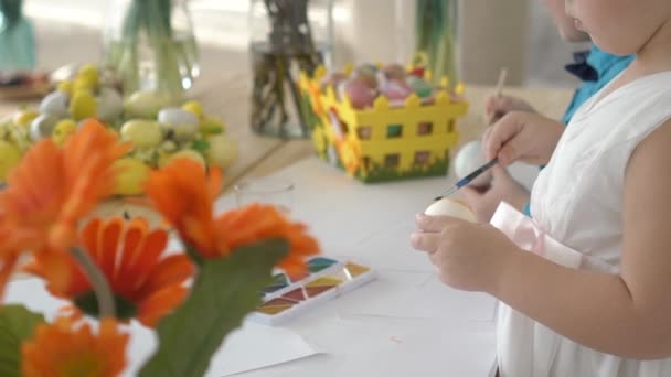 Menina Feliz Menino Colorir Ovos Páscoa Casa — Vídeo de Stock