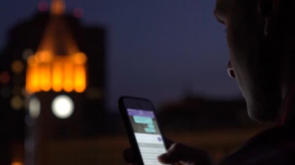 Αρσενικά Χέρια Χρησιμοποιώντας Ένα Τηλέφωνο Νύχτα Στην Πόλη — Αρχείο Βίντεο