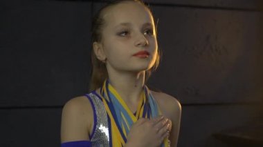 Altın madalya Ile kadın atlet 