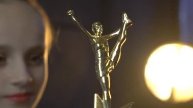Altın parlayan Trophy Kupası Ile güzel kız portresi