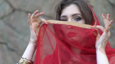 Cu genç kadın Holding sari karşı yüz sonra gülümsüyor